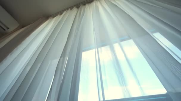 部屋の窓から風が吹く。窓に窓でカーテンをスイング - 映像、動画