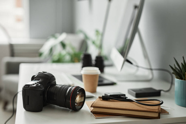 Detailní záběr profesionálního digitálního fotoaparátu na stole na pracovišti fotografů, kopírovací prostor - Fotografie, Obrázek