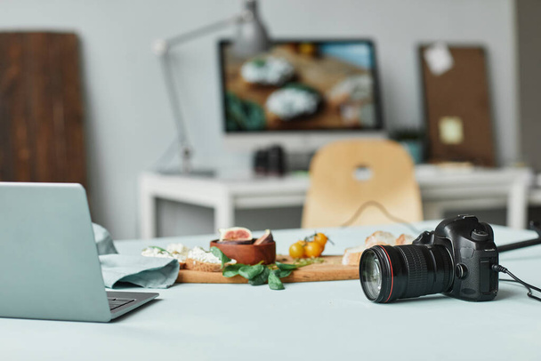 Achtergrond beeld van voedsel fotografen studio met focus op camera, kopieer ruimte - Foto, afbeelding