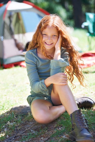 Milující letní tábor. Postřelen mladé dívky sedící před jejím kempu. - Fotografie, Obrázek