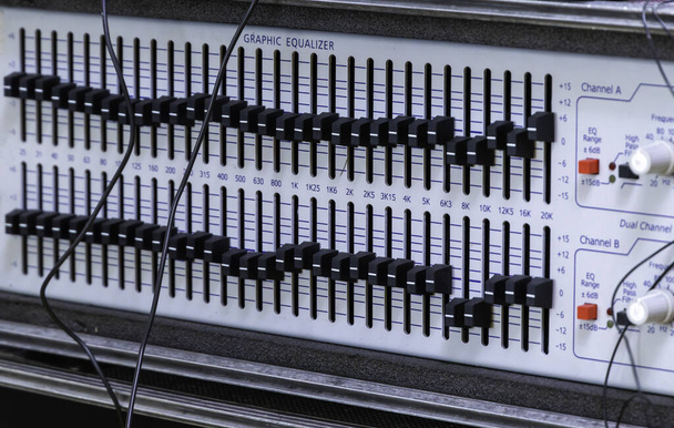 Графічний еквалайзер панелі керування звуковим мікшером з повзунками або блістерами. Вибірковий фокус
 - Фото, зображення
