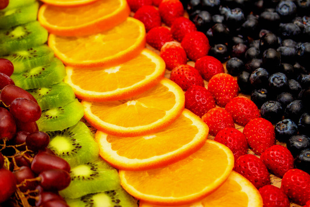 新鮮な果物の概念、背景として健康的なカラフルな果物の列のアレンジメント. - 写真・画像