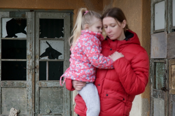 Madre y su hija en el edificio destruido. Guerra, refugiados, concepto de crisis de guerra. - Foto, imagen