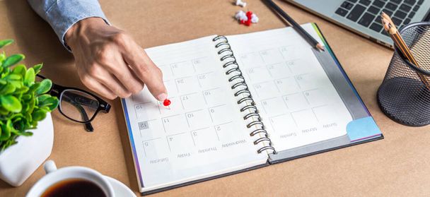 ビジネスマンの議題カレンダーとリマインダー議題は、自宅の男性でオンラインで働く彼らの机で日記に毎日の予定や休暇旅行雑誌を計画しています。カレンダーリマインダーイベントコンセプト . - 写真・画像