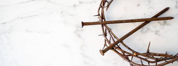 Crocifissione di Gesù / religione sfondo pasquale - Corona di spine e vecchi chiodi arrugginiti su marmo bianco Terra o tavolo o altare - Foto, immagini