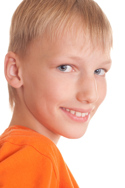 mooie jongen in het oranje shirt - Foto, afbeelding
