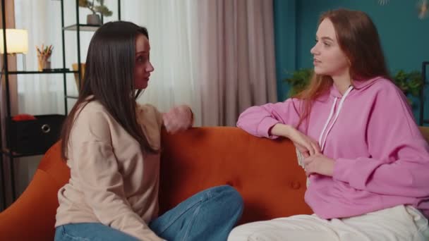 Naiset pari perhesalaisuuksia juoruja, keskustelua, uutisia huhuja keskustella yhdessä kotona sohvalla - Materiaali, video