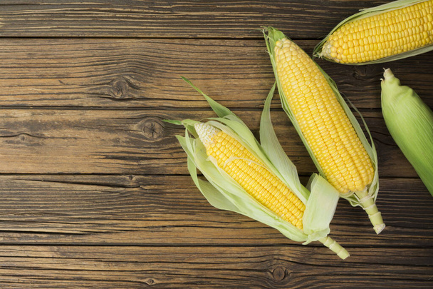 Fresh corn on the cob on a rustic wooden table with copy space - top view - Foto, Imagem