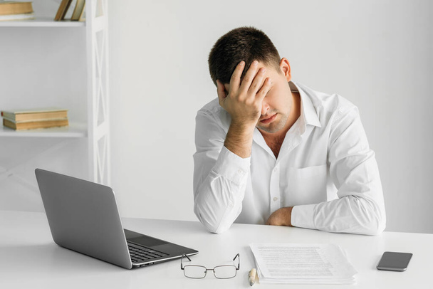 online meeting frustrated man clueless information - Photo, image