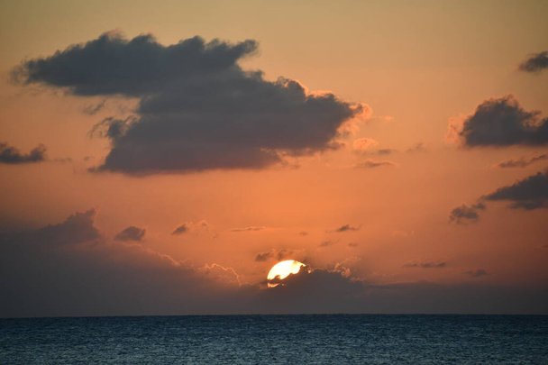 Ηλιοβασίλεμα από το Seven Mile Beach στο Grand Cayman στα νησιά Κέιμαν - Φωτογραφία, εικόνα