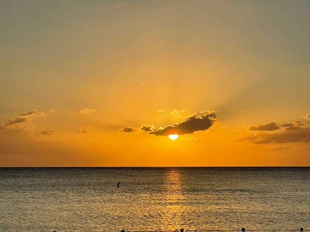 Ηλιοβασίλεμα από το Seven Mile Beach στο Grand Cayman στα νησιά Κέιμαν - Φωτογραφία, εικόνα