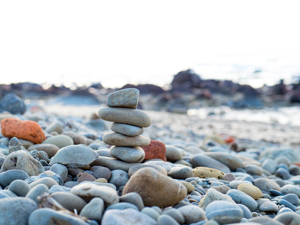 gemaakt van stenen toren op het strand en wazige achtergrond - Foto, afbeelding