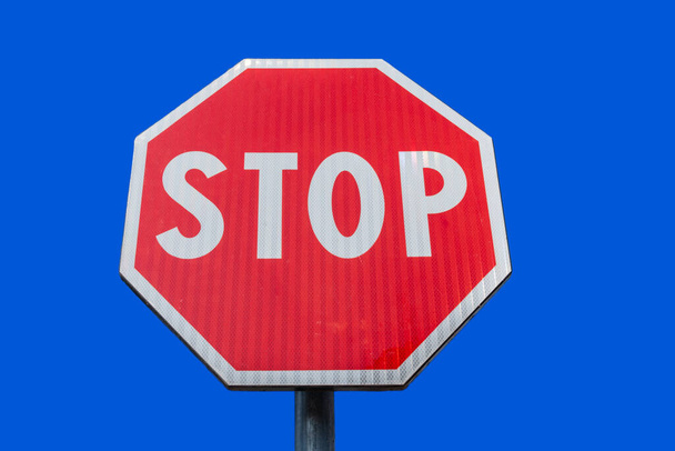 Verkeersbord STOP op heldere blauwe lucht - Foto, afbeelding