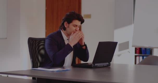Uomo d'affari esausto con computer portatile in ufficio - Filmati, video