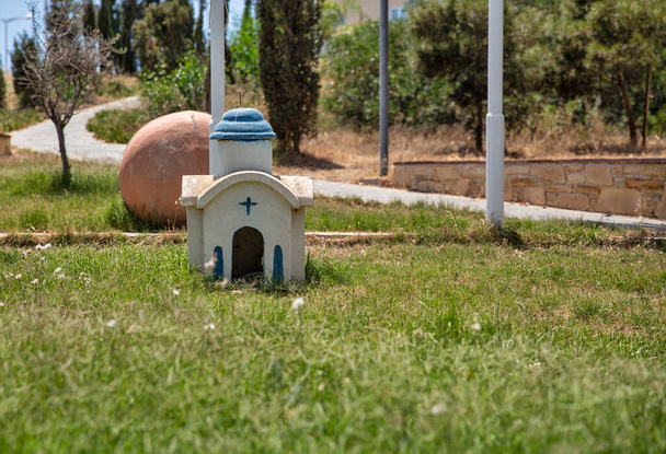 Proskinitari ou kandylakia - une petite copie d'une église orthodoxe installée sur la pelouse. Un lieu de culte et de mémoire à Chypre. - Photo, image