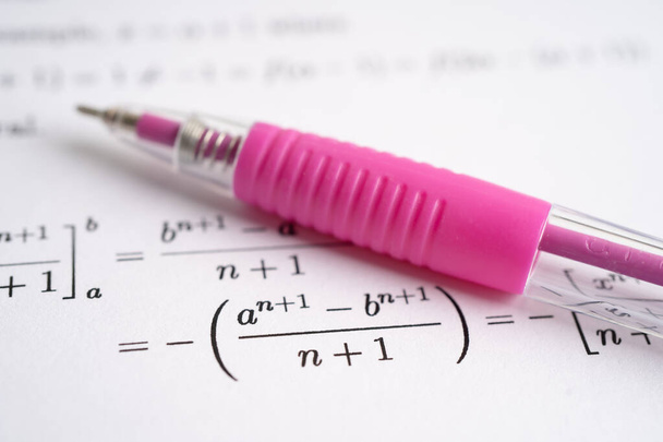 Stylo sur papier d'exercice de formule mathématique à l'école d'éducation. - Photo, image