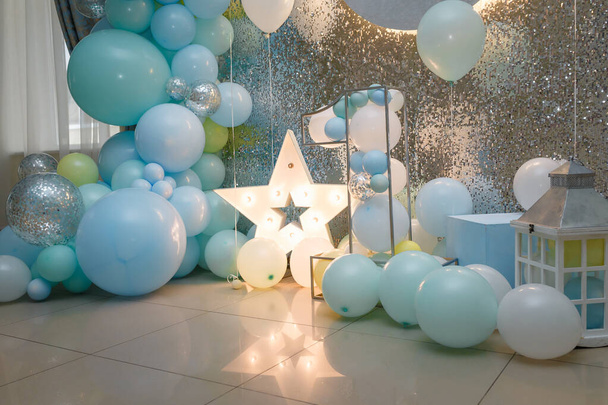 Αψίδα με μπλε μπαλόνια για το πάρτι γενεθλίων του αγοριού. Νούμερο 1 για το μωρό ενός έτους. Γιορτινά διακοσμητικά στοιχεία, αστέρι, ζώνη φωτογραφιών. - Φωτογραφία, εικόνα