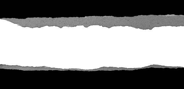 Düz arkaplanda yırtılmış siyah kağıt, kopyalamak için boşluk - Fotoğraf, Görsel
