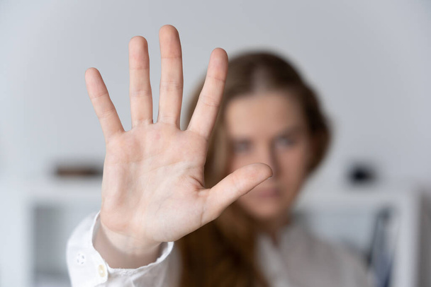 Donna che fa stop con la mano. Concetto di violenza domestica e sessuale - Foto, immagini