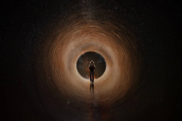 ember sétál felé egy kijárat a világegyetem tér - Fotó, kép
