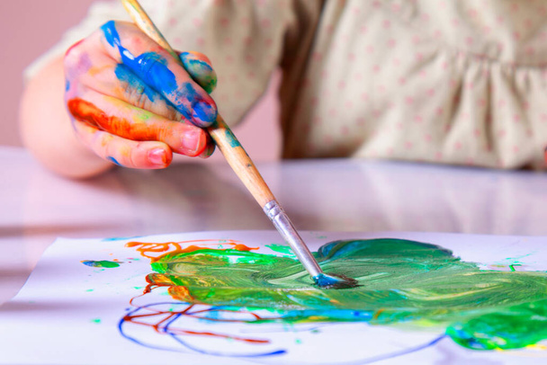 Close up jovem pintura com escova. Arte, infância, aprendizagem e conceito de criatividade. Imagem horizontal. - Foto, Imagem