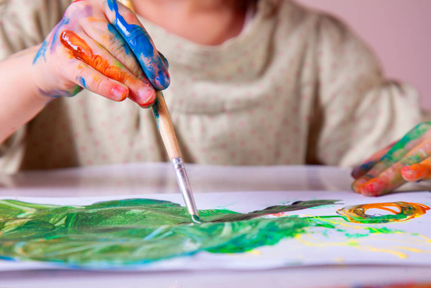 Close up jovem bela pintura menina com escova. Arte, infância, aprendizagem e conceito de criatividade.  - Foto, Imagem