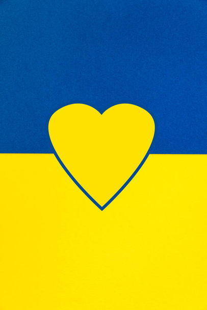 Orientamento ritratto sfondo con la forma di un cuore nei colori nazionali dell'Ucraina, blu e giallo. - Foto, immagini