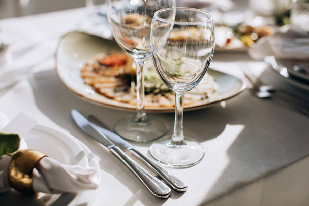 Prázdná sklenice vína na jídelním stole v restauraci - Fotografie, Obrázek