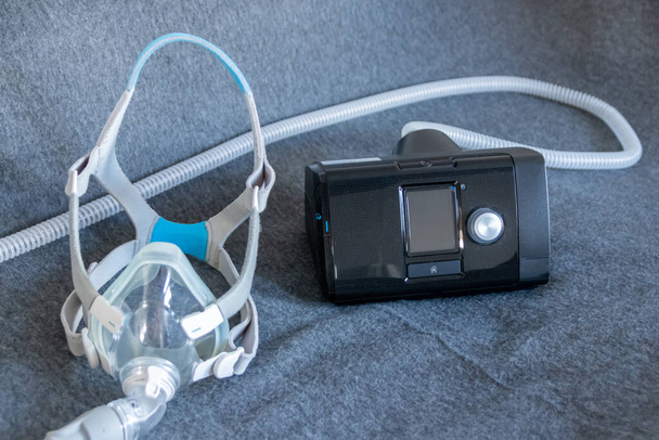 Engelleyici uyku apnesine karşı tam yüz maskeli CPAP maskesi hastalara solunum maskesi olarak yardımcı olur ve horlayan uyku bozukluğunda ilaç solumak için başlık takılır. Böylece nefes almak daha kolay olur. - Fotoğraf, Görsel