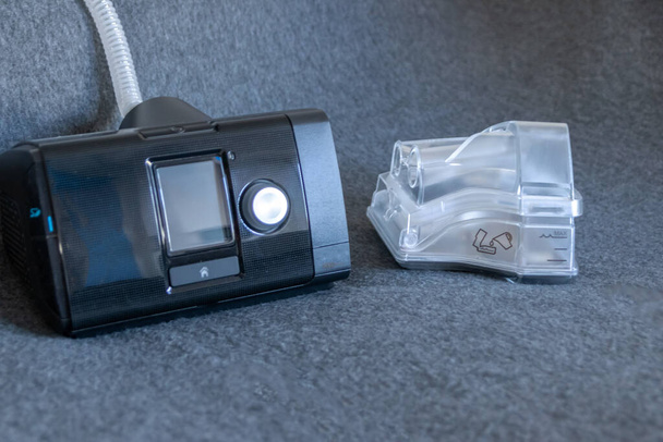 Máscara de CPAP com uma máscara facial completa máquina de cpap contra a apneia obstrutiva do sono ajuda os pacientes como máscara respiradora e clipe de capacete para respirar medicação no ronco distúrbio do sono para respirar mais fácil - Foto, Imagem