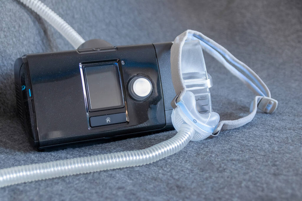 CPAP maska s plným obličejovou maskou cpap stroj proti obstrukční spánkové apnoe pomáhá pacientům jako respirační maska a spona na pokrývky hlavy pro dýchání léky při chrápání poruchy spánku dýchat snadněji - Fotografie, Obrázek