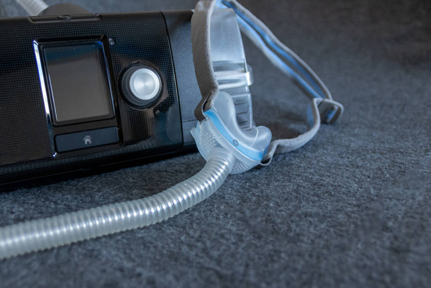 CPAP-Maske mit Vollgesichtsmaske cpap-Maschine gegen obstruktive Schlafapnoe hilft Patienten als Atemmaske und Kopfbedeckungsclip für Atemmedikamente bei Schnarchen Schlafstörung leichter zu atmen - Foto, Bild