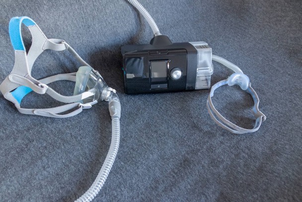 CPAP masker met een volledig gezichtsmasker cpap machine tegen obstructieve slaap apneu helpt patiënten als masker en hoofddeksel clip voor ademhaling medicatie bij snurken slaapstoornis om gemakkelijker te ademen - Foto, afbeelding