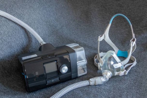 CPAP-Maske mit Vollgesichtsmaske cpap-Maschine gegen obstruktive Schlafapnoe hilft Patienten als Atemmaske und Kopfbedeckungsclip für Atemmedikamente bei Schnarchen Schlafstörung leichter zu atmen - Foto, Bild