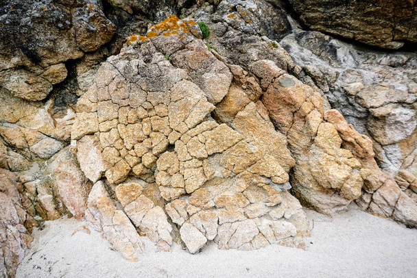 γρανιτικές πέτρες ραγισμένες από διάβρωση - Φωτογραφία, εικόνα