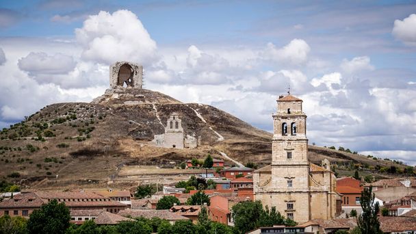 Panoramic view of the town of Mota del Marqus with the church of San Martin and the remains of the ruined castle - Photo, Image