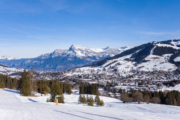 Tämä maisemakuva on otettu Euroopassa, Ranskassa, Rhone Alpes, Savoie, Alpeilla, talvella. Näet LAup de Veran, Tete du Colonney, Aiguille Rouge ja Varanista Megeve, auringon alla. - Valokuva, kuva