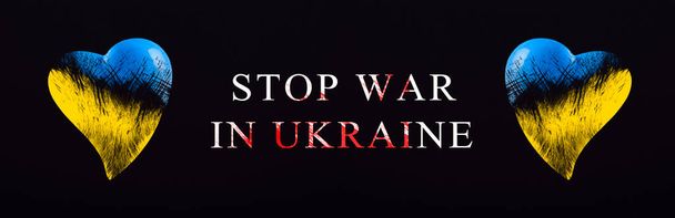 Arrêtez la guerre en Ukraine. Sauver l'Ukraine. Le cœur est peint dans les couleurs du drapeau ukrainien - bleu et jaune. Stop texte de guerre, affiche sur fond noir - Photo, image