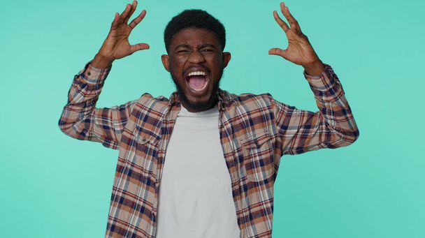 若い怒っ不満アフリカ系アメリカ人の男性の怒りの表現で手を上げ、口論 - 写真・画像