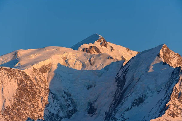 Bu manzara fotoğrafı Avrupa 'da, Fransa' da, Rhone Alpes 'te, Savoie' de, Alpler 'de, kışın çekildi. Mont Blanc 'ın zirvesini gün batımında görüyoruz.. - Fotoğraf, Görsel