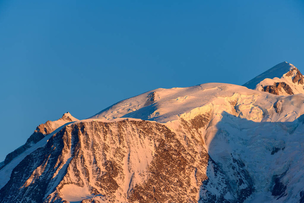 Αυτή η φωτογραφία τοπίου τραβήχτηκε στην Ευρώπη, στη Γαλλία, στο Rhone Alpes, στη Σαβοΐα, στις Άλπεις, το χειμώνα. Μπορείτε να δείτε το βουνό Mont Blanc. - Φωτογραφία, εικόνα