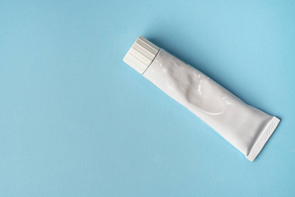 a tube of white medicinal ointment - Foto, afbeelding