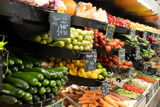 Gennevilliers, France - 01 21 2022: Primeur fruits and vegetables. Stall of fruits and vegetables at a greengrocer - Foto, Bild