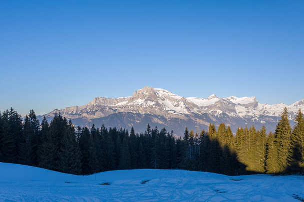 Tato fotografie krajiny byla pořízena v Evropě, ve Francii, Rhone Alpes, v Savojsku, v Alpách, v zimě. Vidíme masiv Mont Blanc, pod sluncem. - Fotografie, Obrázek