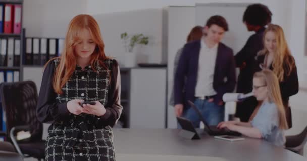 Бізнес-леді обміну повідомленнями на смартфон в офісі
 - Кадри, відео