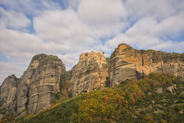ギリシャのメテオラでの岩の形成の美しい秋の風景 - 写真・画像