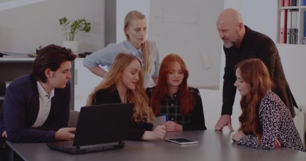 Άνδρες και γυναίκες συνάδελφοι συζητούν πάνω από το δισκίο PC - Πλάνα, βίντεο