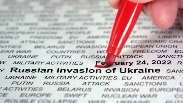 Iemand tekent rode lijnen onder Oekraïne gerelateerde tekst. Russische invasie concept. - Video