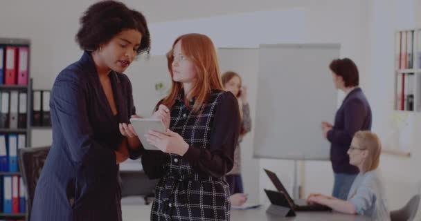 Businesswomen discutir sobre tableta PC en la reunión - Imágenes, Vídeo