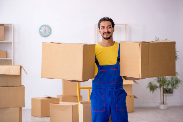 Young male contractor doing home relocation - Foto, Imagem